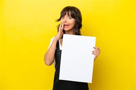 Camarera de restaurante mujer latina aislada en un fondo amarillo sosteniendo un cartel vacío y