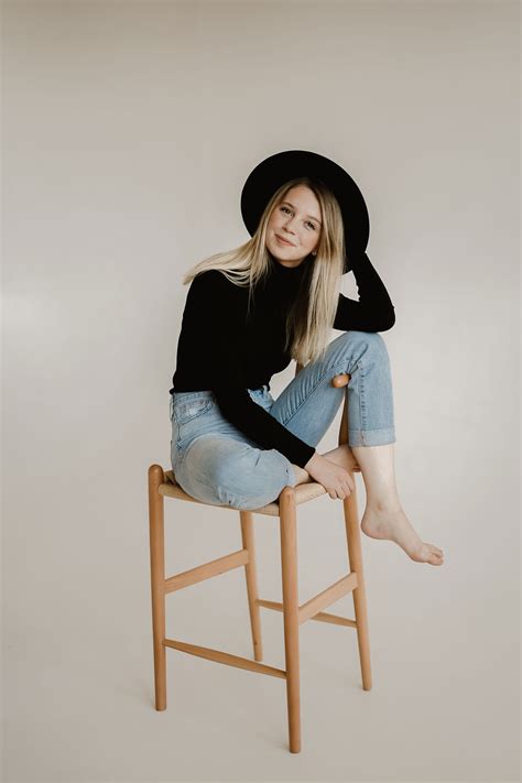Realm / How to Style Seated Portraits With a Chair | Photography poses ...