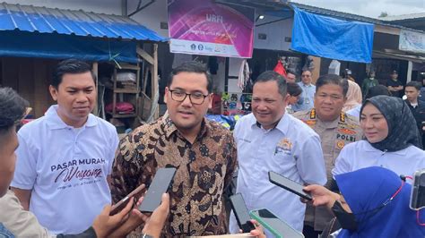 Warga Serbu Paket Sembako Subsidi Di Pasar Murah Wayong Kendari