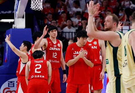 ＜バスケw杯1次リーグ オーストラリア・日本＞試合後、ファンの声援に応える渡辺雄太（中央12番）ら日本代表メンバー（ロイター） ― スポニチ