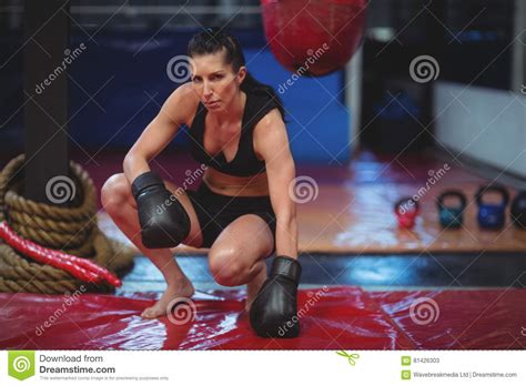 Boxeador De Sexo Femenino Con Los Guantes De Boxeo Imagen De Archivo