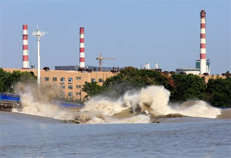 浪高数米！江中视角看钱塘江大潮