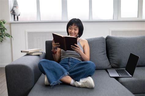 Leyendo Un Libro Una Joven De Pelo Corto Leyendo Un Libro Mientras Se