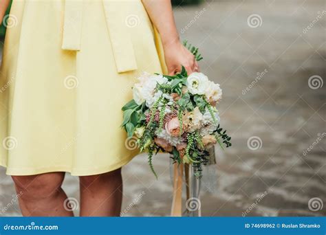 Ramo Hermoso De La Boda En Las Manos De La Novia Foto De Archivo