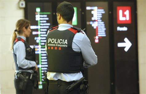 Una turba ataca a varios Mossos y se lleva al hombre que habían