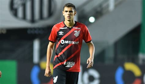 Athletico Recebe Proposta E Negocia Venda De Lucas Fasson Para O