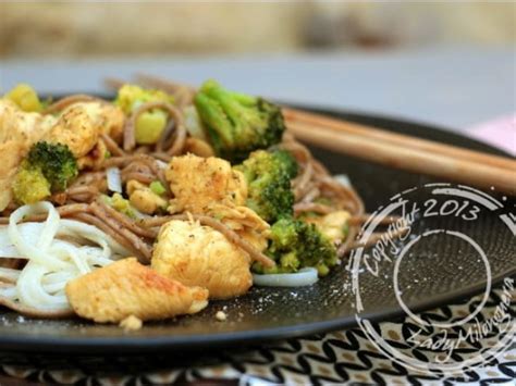 Nouilles Soba sautées au poulet brocoli gingembre et noix de cajou