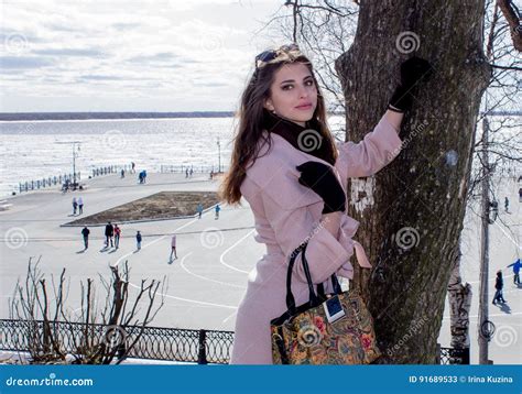 Menina De Cabelo Escuro Nova Bonita Imagem De Stock Imagem De Mola