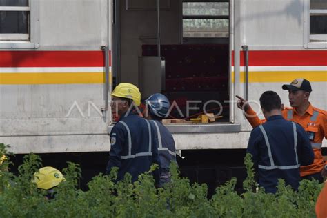 KRL YANG ANJLOK DITARIK KE BALAI YASA MANGGARAI ANTARA Foto