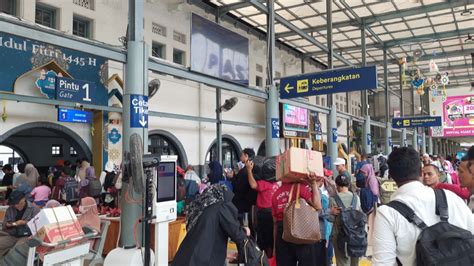 H 3 Lebaran 35 Ribu Pemudik Masih Padati Stasiun Gambir Dan Senen