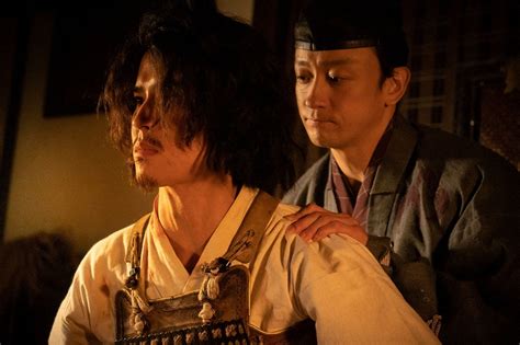 大河ドラマ「鎌倉殿の13人」第45話。公暁（寛一郎）を背後から刺す三浦義村（山本耕史・右）（c）nhk ― スポニチ Sponichi