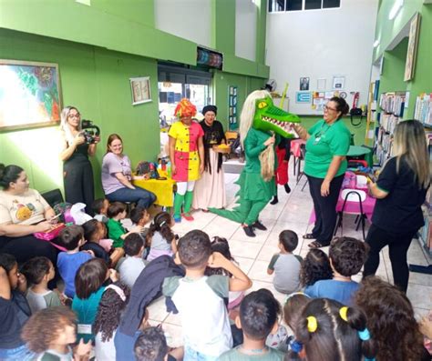 Dia do Livro infantil é comemorado pelas crianças na Biblioteca Cora