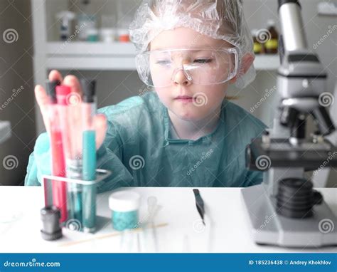 Bella Bambina Che Guarda Al Microscopio Alla Sua Scrivania A Casa