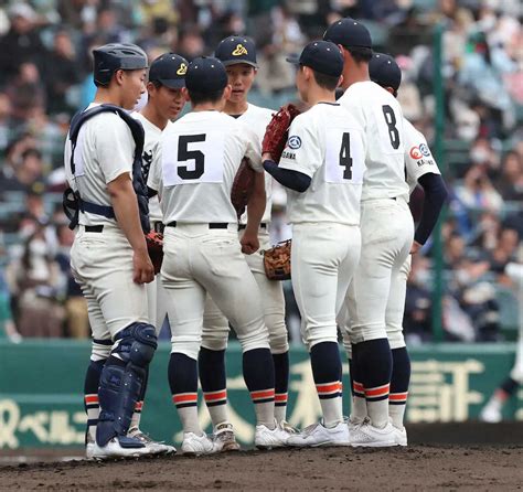 ＜第95回選抜高校野球大会 第7日 英明・作新学院＞ 2回、マウンドに集まる英明ナイン （撮影・須田 麻祐子） ― スポニチ Sponichi