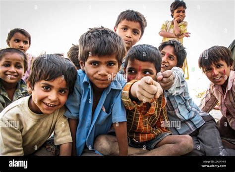 Niños Indios Felices En El Pueblo Del Desierto En Jaisalmer Rajasthan