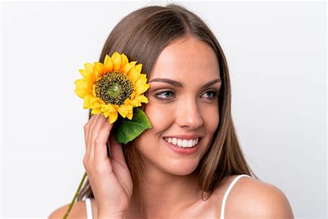 Mujer Cauc Sica Joven Aislada Sobre Fondo Blanco Sosteniendo Un Girasol