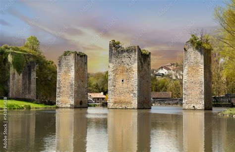 Ruines des piles de l ancien pont levis Lussac les châteaux Vienne