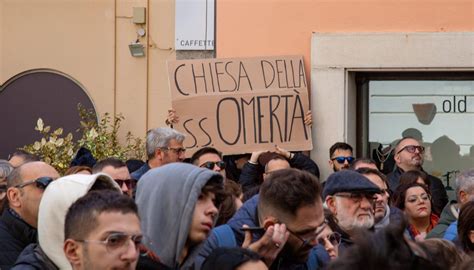 Elisa Claps In Centinaia Al Sit In Contro La Riapertura Della Chiesa