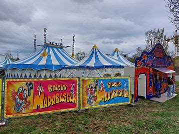 Chapiteau De Im Scheinwerferlicht Circus Henry