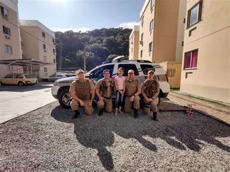 Policiais Militares Fazem Surpresa De Anivers Rio Para Menina Em Blumenau