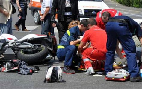 Insegna Al Cugino Ad Andare In Moto Ma Si Schianta Contro Un Muro