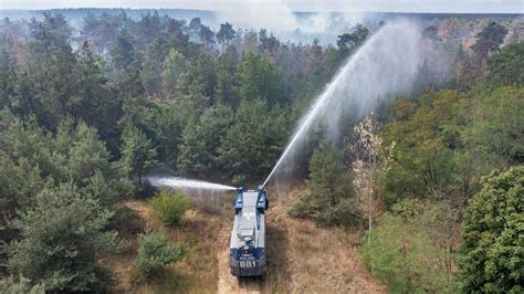 Auch Hubschrauber L Schpanzer Und Wasserwerfer Im Einsatz Feuerwehren