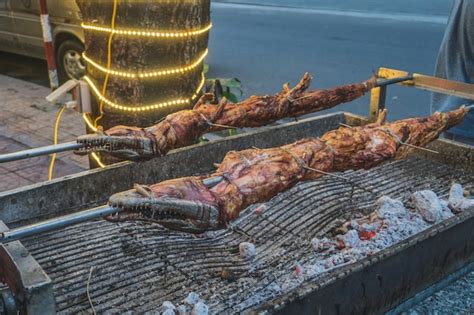 Cocodrilo Asado Al Fuego En Un Restaurante De Mariscos Comidas