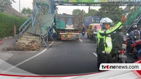 Diduga Sopir Hilang Konsentrasi Truk Tronton Tabrak JPO Di Kabupaten