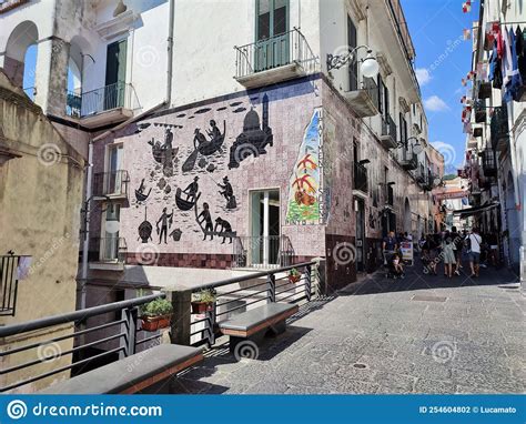 Vietri Sul Mare Edificio Maiolicato Tra I Vicoli Del Borgo Editorial