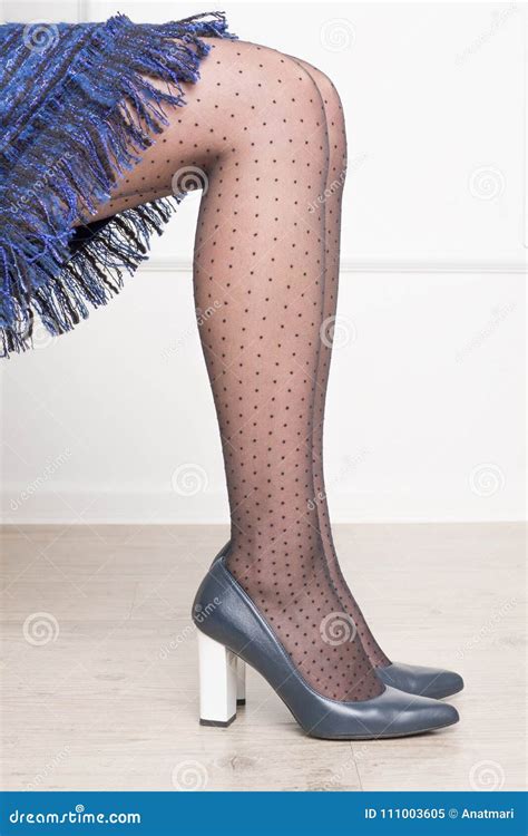 Ansicht Von Den Sexy Weiblichen Beinen Die Blaues Tweedkleid Und