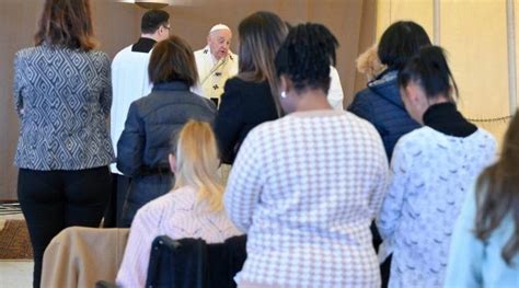 Papa Francisco Lava Los Pies A Mujeres Encarceladas Por Jueves Santo