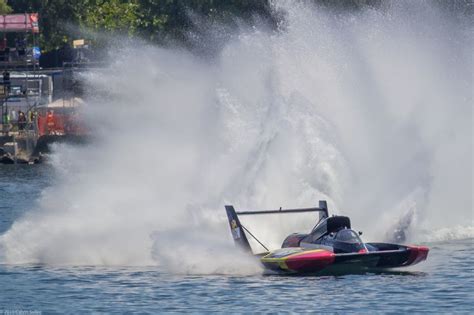 U 999 Miss Rock Kisw Roostertail During A 105 Degree Qualifying