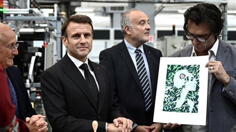 Emmanuel Macron dévoile le nouveau visage de la Marianne du timbre