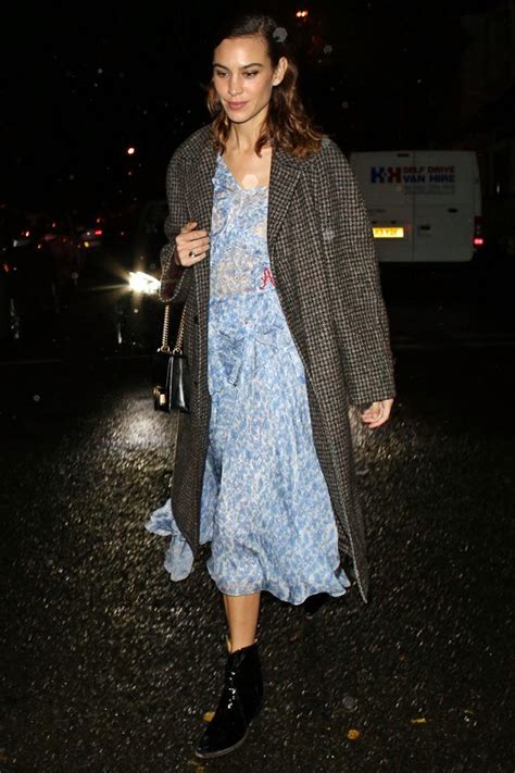 Seas El Tipo De Invitada Que Seas Alexa Chung Tiene Un Look Para