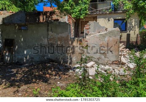 1,175 House Being Demolished Images, Stock Photos, 3D objects ...