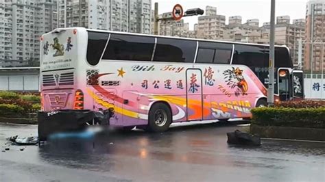 遊覽車違規左轉！淡水17歲騎士自摔捲車底輾斃