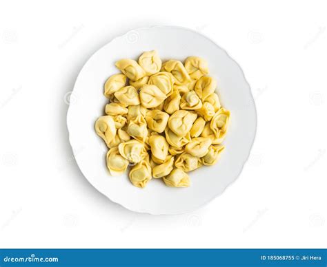 Tortellini Pasta En Plato Pasta Rellena Italiana Imagen De Archivo