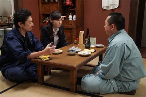 連続テレビ小説「舞いあがれ」103話「うめづ」にて。舞（福原遥）と曽根（井之上チャル）にあることを伝える小堺（三谷昌登）（c）nhk