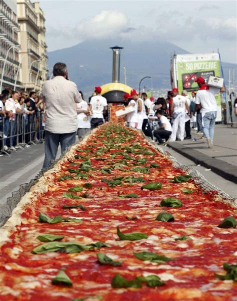 A Bunch Of Chefs In Italy Just Made A Pizza Thats Over A Mile Long How To Make Pizza Big