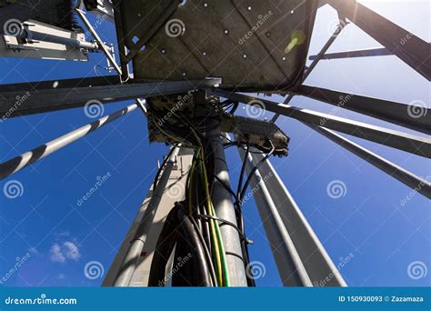 Torre O Palo Con Microonda Antenas De Radio Del Panel Unidades De