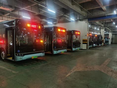 明起28台新能源车投入运营 重庆3条公交线路换新车 网络记者 华龙网