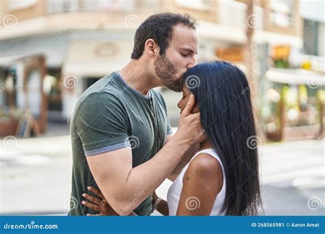 Pareja Interracial De Hombres Y Mujeres Abraz Ndose Y Bes Ndose En La