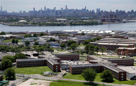 White Nyc Correction Officer Claims Discrimination At Rikers