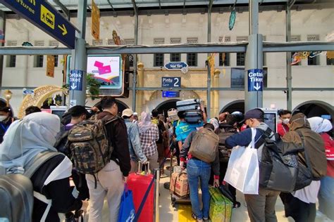 Foto Pemudik Padati Stasiun Pasar Senen Ada Yang Standby Sejak