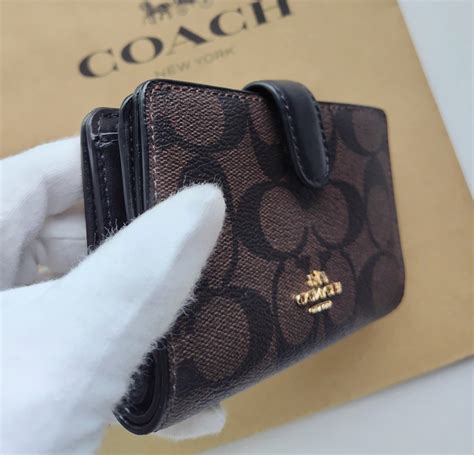 Yahooオークション 【新品】coach コーチ 二つ折り財布 シグネチャ