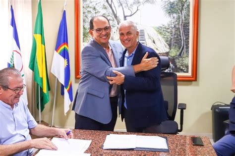 Prefeito Paulo Roberto Transmite Comando Da Prefeitura Para O Vice Edmo