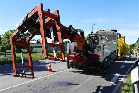 Lastwagen bleibt mit Kran an Brücke hängen Lahr Badische Zeitung