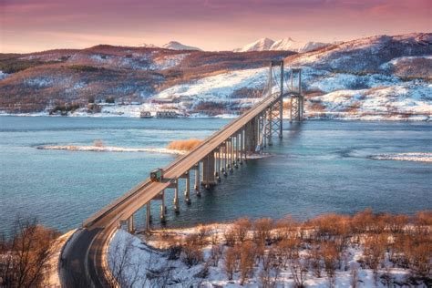 pont pendant le coucher du soleil dans les îles Lofoten Norvège