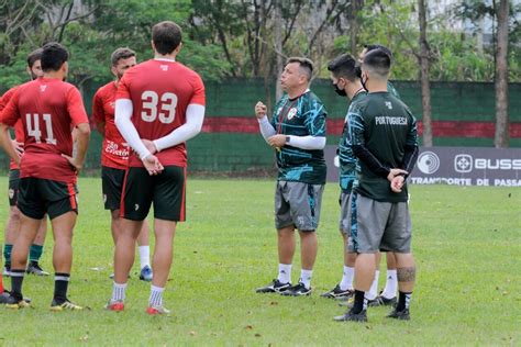 Alex Alves é apresentado ao elenco e comanda primeiro treino na Lusa