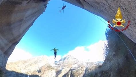 Alpinisti Bloccati In Parete Vengono Recuperati Con L Elicottero Il